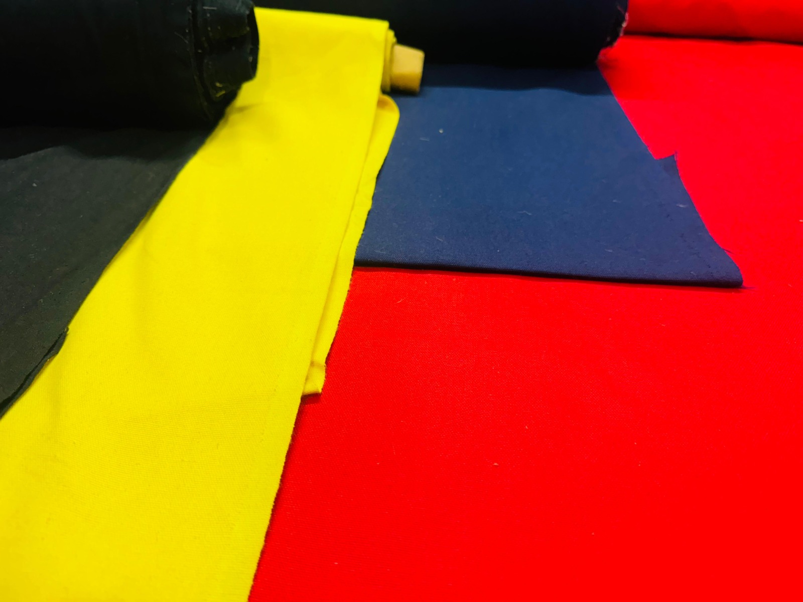 Unlaminated fabric maintaining natural breathability for eco-friendly bag production